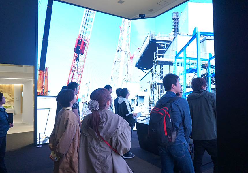 写真：東京電力廃炉資料館の写真、始めにみたシアターホールの写真